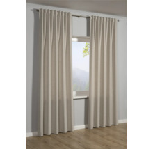 Dva závesy visia na záclonovej tyči pred oknom.