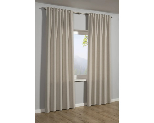 Dva závesy visia na záclonovej tyči pred oknom.