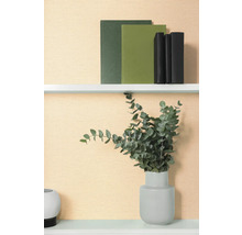 Dekoratívna polica s knihami a eukalyptom vo váze.