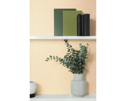 Dekoratívna polica s knihami a eukalyptom vo váze.