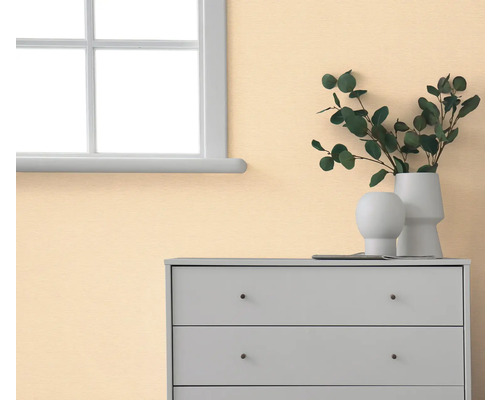 Izbová scéna s komodou, dekoráciou a oknom