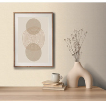 Dekoratívny obrázok s kruhovým vzorom v drevenom ráme, na stole s ozdobnou vázou a knihami