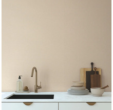 Kuchynská scéna s drezom, batériou, doskami na krájanie a riadom na kuchynskej linke