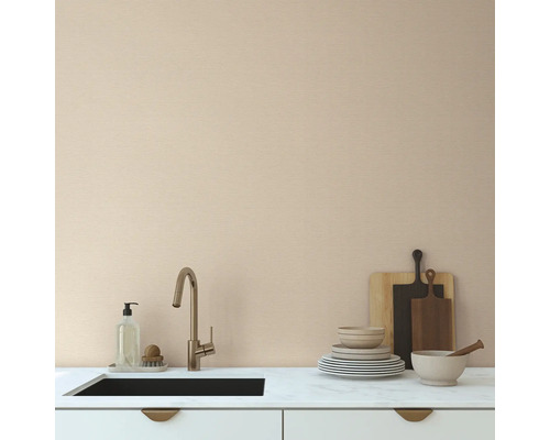 Kuchynská scéna s drezom, batériou, doskami na krájanie a riadom na kuchynskej linke