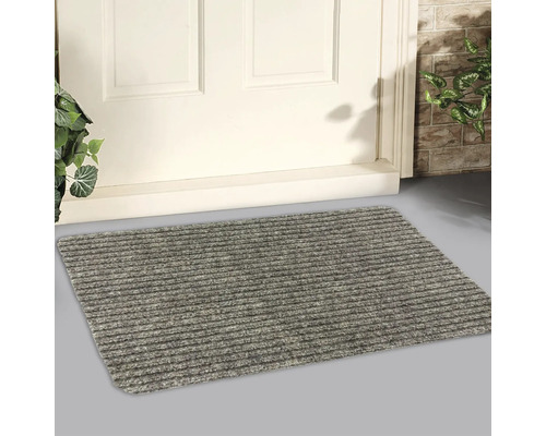 Textilná rohožka pred dverami