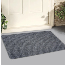 Čistiaca rohožka pred vchodovými dverami.