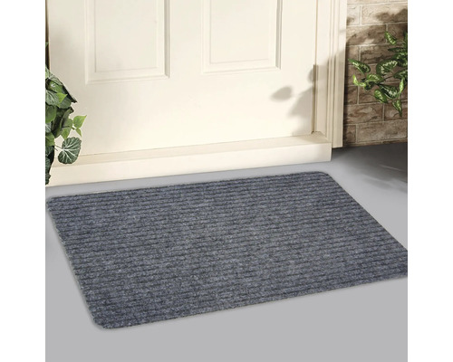 Čistiaca rohožka pred vchodovými dverami.