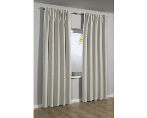 Dva závesy pred oknom na záclonovej tyči