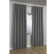 Sivé závesy pred oknom s výhľadom na horskú krajinu.