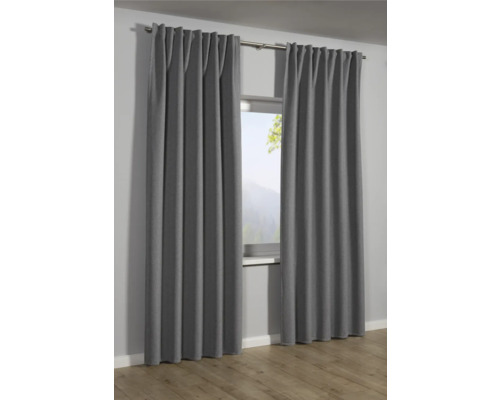 Sivé závesy pred oknom s výhľadom na horskú krajinu.