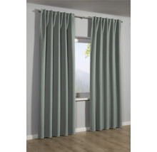 Sivé závesy pred oknom s výhľadom von