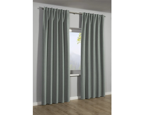 Sivé závesy pred oknom s výhľadom von