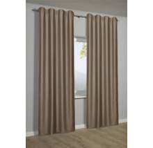 Dva závesy visia pred oknom a poskytujú súkromie a dekoráciu.