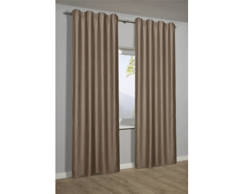 Dva závesy visia pred oknom a poskytujú súkromie a dekoráciu.