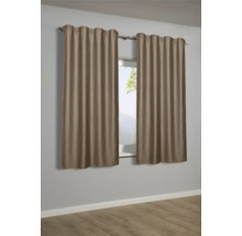 Dva hnedé závesy visia na záclonovej tyči pred oknom.