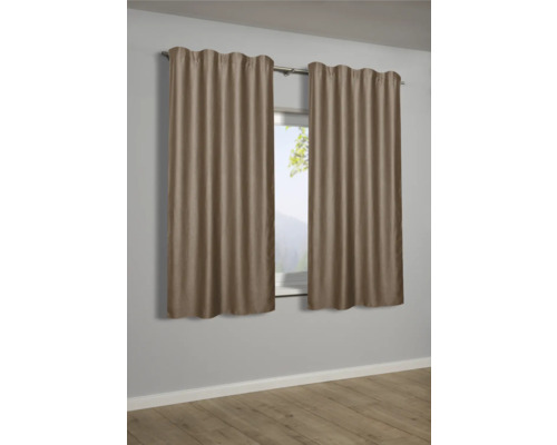 Dva hnedé závesy visia na záclonovej tyči pred oknom.