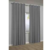 Dva sivé závesy visia na záclonovej tyči pred oknom.