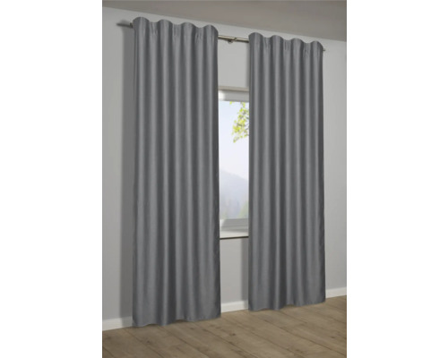 Dva sivé závesy visia na záclonovej tyči pred oknom.