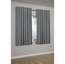 Dva sivé závesy pred oknom