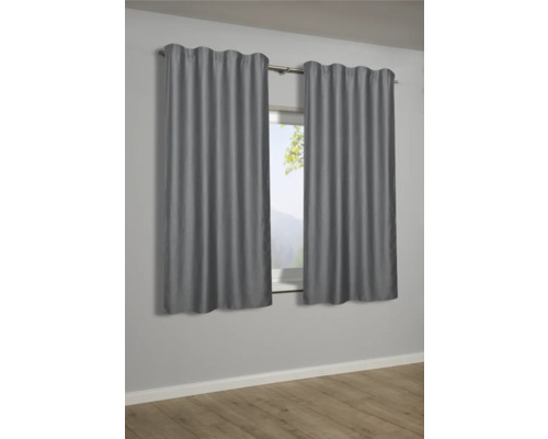 Dva sivé závesy pred oknom