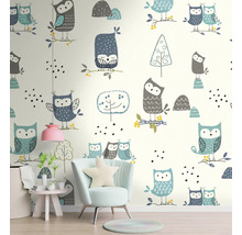 Dizajn izby s tapetou so vzorom sovy, kreslom a príručným stolíkom