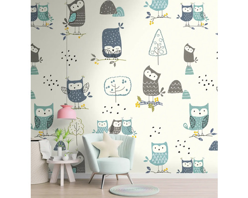 Dizajn izby s tapetou so vzorom sovy, kreslom a príručným stolíkom