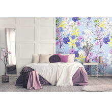 Spálňa s manželskou posteľou, zrkadlom, nočným stolíkom a kvetinovou tapetou