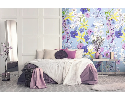 Spálňa s manželskou posteľou, zrkadlom, nočným stolíkom a kvetinovou tapetou