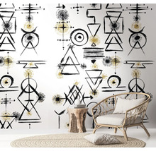 Scéna s tapetami so vzorom, ratanovým kreslom a dreveným odkladacím stolíkom