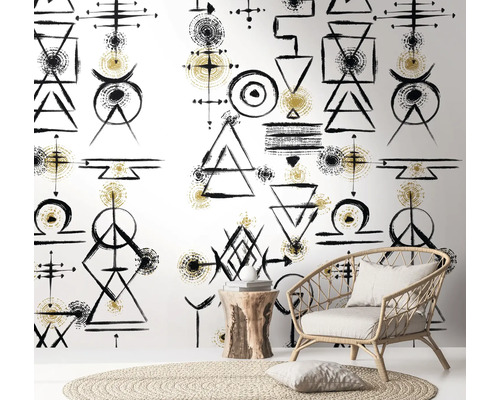 Scéna s tapetami so vzorom, ratanovým kreslom a dreveným odkladacím stolíkom