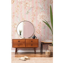 Dekoratívny interiér s komodou, zrkadlom a kvetinovou tapetou s motívmi vtákov