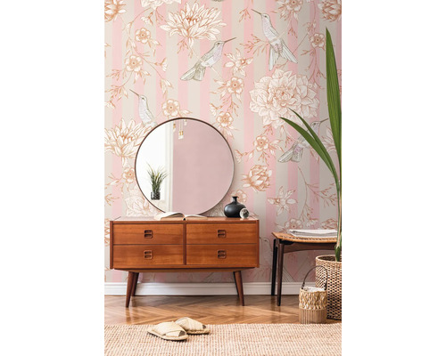 Dekoratívny interiér s komodou, zrkadlom a kvetinovou tapetou s motívmi vtákov