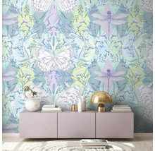 Izba s tapetou s motýľmi a vážkami za príborníkom