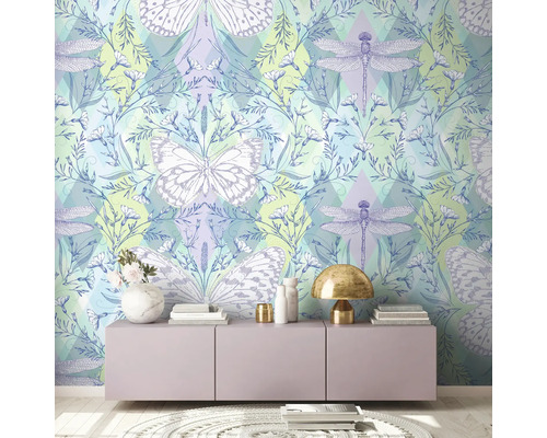 Izba s tapetou s motýľmi a vážkami za príborníkom