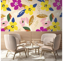 Scéna s kvetinovou tapetou, kreslami a stolom