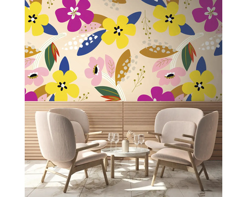 Scéna s kvetinovou tapetou, kreslami a stolom