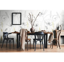 Jedáleň s jedálenským stolom, stoličkami a kvetinovou tapetou