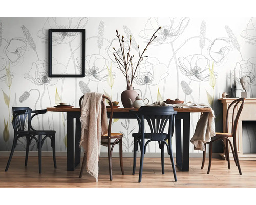 Jedáleň s jedálenským stolom, stoličkami a kvetinovou tapetou