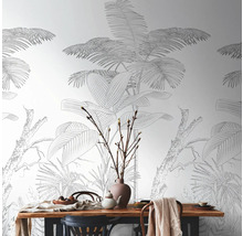 Jedáleň s jedálenským stolom a tapetou s motívom džungle a rastlín