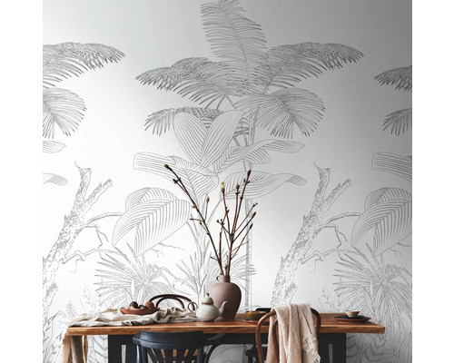 Jedáleň s jedálenským stolom a tapetou s motívom džungle a rastlín