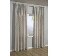 Dva vzorované závesy visia pred oknom.