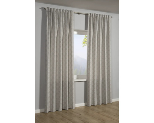 Dva vzorované závesy visia pred oknom.