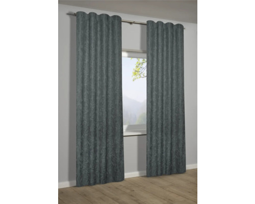 Dva sivé závesy s rastlinným vzorom pred oknom.