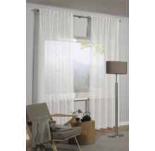 Scéna s priehľadnými závesmi pred oknom, kreslom, odkladacím stolíkom a stojacou lampou