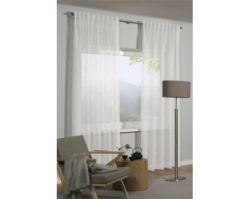 Scéna s priehľadnými závesmi pred oknom, kreslom, odkladacím stolíkom a stojacou lampou