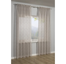 Záclona so vzorom pred oknom