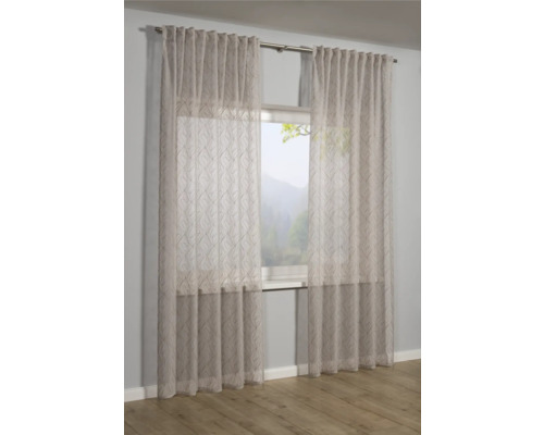 Záclona so vzorom pred oknom