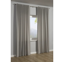 Sivé závesy v okne s výhľadom von