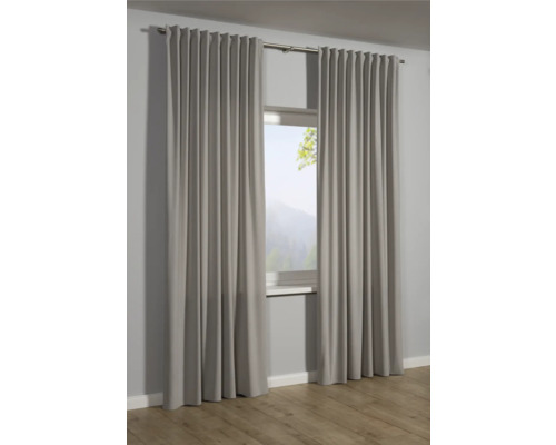 Sivé závesy v okne s výhľadom von