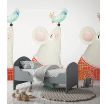 Detská izba s posteľou, kobercom, hračkami a nástennou maľbou s motívmi myší a vtákov.